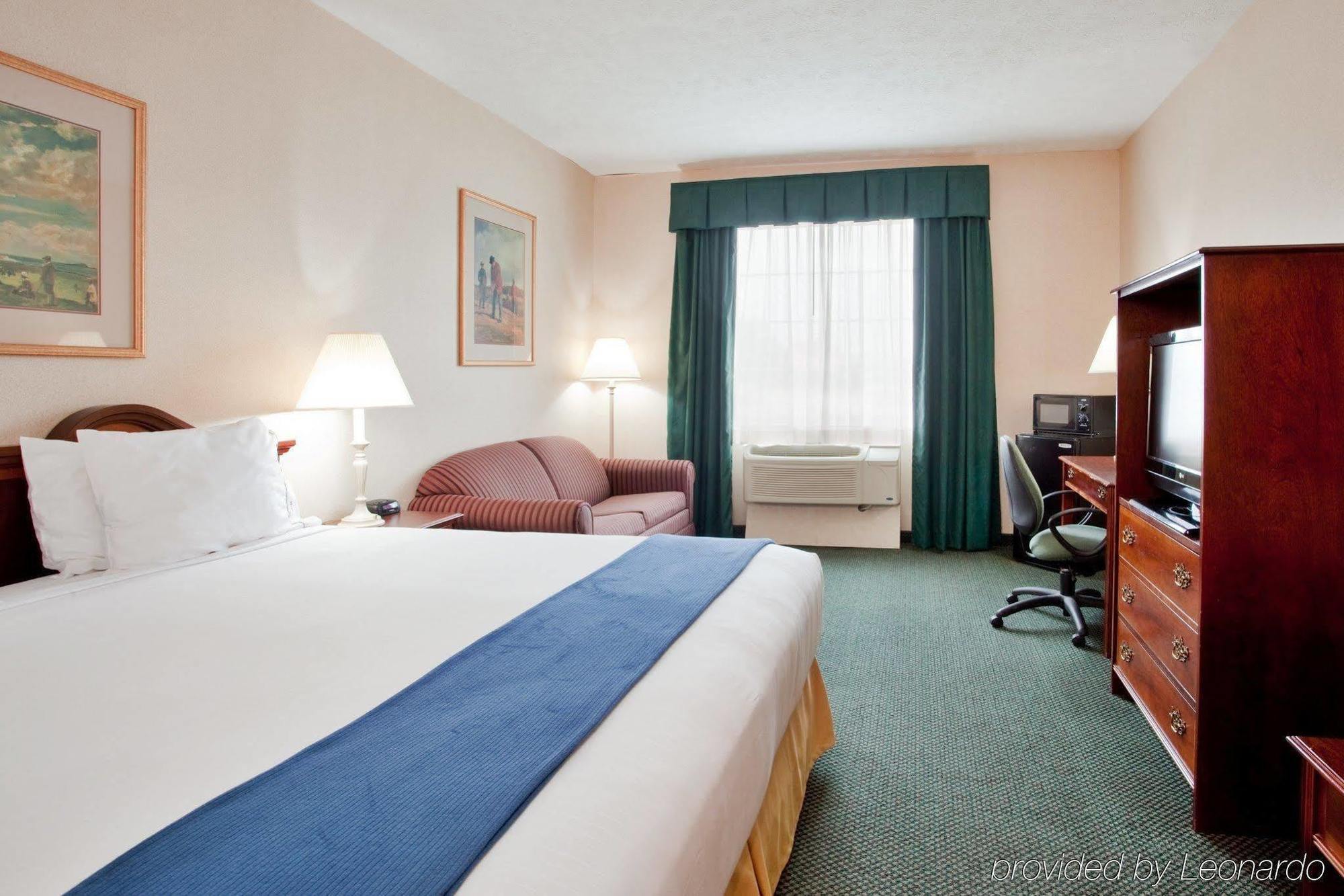 Holiday Inn Express Kilmarnock Стая снимка